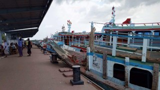 লঞ্চ চলাচল বন্ধ, চলছে ফেরি দৌলতদিয়া-পাটুরিয়া নৌরুটে