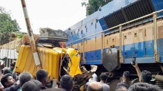 জয়পুরহাটে রেলক্রসিংয়ে থেমে যাওয়া ট্রাকে ট্রেনের ধাক্কা