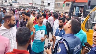 গাজীপুরে বকেয়া বেতনের দাবিতে ঢাকা- ময়মনসিংহ মহাসড়ক অবরোধ