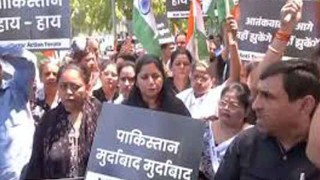ভারতে পাকিস্তান হাইকমিশনের বাইরে ব্যাপক বিক্ষোভ চলছে