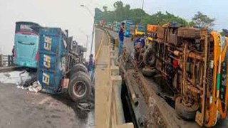 মেঘনা সেতুতে ট্রাক উল্টে ৮ কিলোমিটার সড়কে তীব্র যানজট