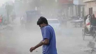 দূষিত বাতাসের শহরের তালিকায় আজ এক নম্বরে ঢাকা