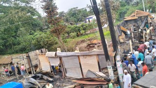মনোহরগঞ্জে ভয়াবহ অগ্নিকাণ্ডে ১১টি দোকান পুড়ে ভস্মীভূত