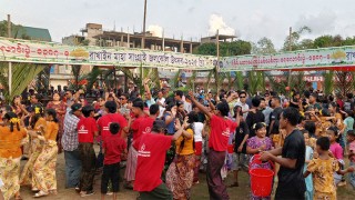 কুয়াকাটায় জলকেলিতে মেতেছে রাখাইনরা