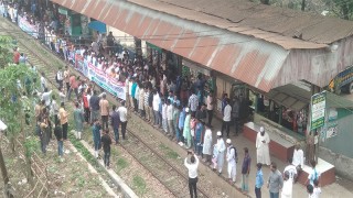 ছিনতাই বেড়ে যাওয়া আশুগঞ্জে ট্রেন যাত্রীদের ফুল দিয়ে বরণ, স্টেশনের গ্রেড পুনর্বহাল দাবি