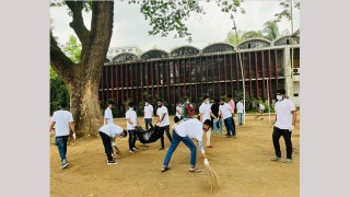 হাকিম-মিলন চত্বরে ছাত্রদল নেতার পরিচ্ছন্নতা অভিযান