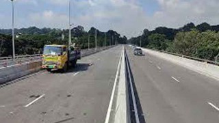 উত্তরায় মিনি বাসচাপায় এলিভেটেড এক্সপ্রেসওয়ের শ্রমিক নিহত, সড়ক অবরোধ