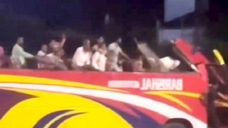 দুর্ঘটনায় উড়ে গেল বাসের ছাদ, ১০ কিমি চালিয়ে গেলেন বেপরোয়া চালক