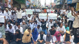 ৬দফা দাবিতে বরগুনায় কারিগরি শিক্ষার্থীদের সড়ক অবরোধ করে বিক্ষোভ