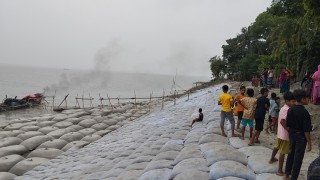 হরিরামপুরে অবৈধভাবে বালু উত্তোলনের অভিযোগ, আনলোডার মেশিন পুড়িয়ে দিল এলাকাবাসী