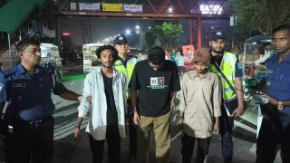 চলন্ত বাসে তল্লাশি চালিয়ে ৩ ছিনতাইকারী আটক