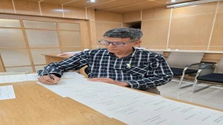 সমাবর্তন উপলক্ষে ১৮ হাজার শিক্ষার্থীর সনদে স্বাক্ষর করছেন চবি ভিসি