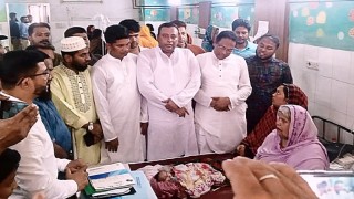 ডাস্টবিন থেকে কুড়িয়ে পাওয়া অসুস্থ শিশুটির দায়িত্ব নিলেন বিএনপি নেতা মোঃ খোরশেদ আলম