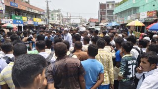 পরিক্ষার কেন্দ্র পরিবর্তনের দাবিতে শিক্ষার্থীদের মানববন্ধন ও বিক্ষোভ