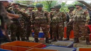 শ্যামনগরে সেনা সদস্যদের অভিযানে জরিমানা আদায়  অপদ্রব্য পুশকৃত ২১০ কেজি চিংড়ি মাছ ও সরঞ্জামাদি জব্দ