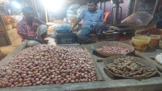 হিলিতে কমেছে দেশি পেঁয়াজের দাম