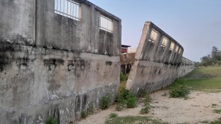 আনোয়ারায় পারকি সমুদ্র সৈকতে সীমানাপ্রাচীর নির্মান: কাজ শেষ না করেই বিল তুলে নিল ঠিকাদার!
