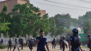 কারখানা অনির্দিষ্টকালের জন্য বন্ধ ঘোষণা ধামরাইয়ে পোষাক কারখানায় পুলিশ শ্রমিক সংঘর্ষ পুলিশসহ আহত ১০