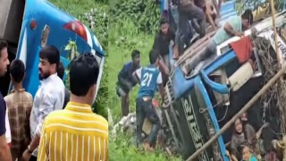 জকিগঞ্জ রোডে যাত্রীবাহী বাস উল্টে খাদে