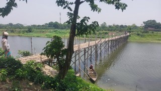 ব্রিটিশ আমল থেকে এই এলাকার মানুষের একমাত্র ভরসা বাঁশের সাঁকো