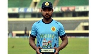ইমনের ব্যাটে শিরোপার পথেই আবাহনী