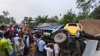 টাঙ্গাইলে ট্রাক নিয়ন্ত্রণ হারিয়ে উল্টে বসতঘরে, ঘুমন্ত নারীর মৃত্যু