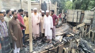 মনোহরগঞ্জে অগ্নিকাণ্ডে পুড়ে যাওয়া ১১টি দোকান পরিদর্শনে এসে -ড.সরওয়ার সিদ্দিকী