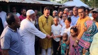 কোয়ায় পড়ে ২ উপজাতীয় নিরঞ্জন কোচ ও নারায়ণ কোচের পরিবারের পাশে- সাবেক এমপি রুবেল