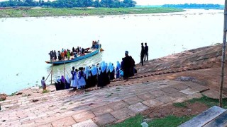 দোয়ারাবাজার খেয়াঘাটে যাত্রীছাউনি না থাকায় যাত্রীরা ভোগান্তিতে