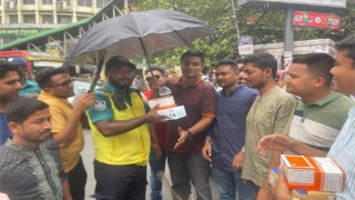 রাজধানীতে ট্রাফিক পুলিশ সদস্যদের পাশে ছাত্রদল