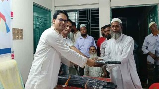 মোংলায় মাঝিদের ছাতা বিতরণ করলেন সহকারী অ্যাটর্নি জেনারেল মোহাম্মদ মনিরুজ্জামান