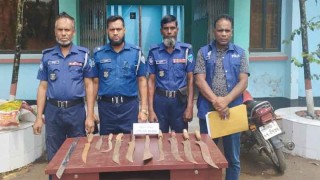 নোয়াখালীর বেগমগঞ্জ পুলিশের হাতে পরিত্যক্ত অবস্থায় বিপুল পরিমাণে দেশীয় অস্ত্র উদ্ধার