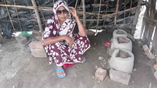 পিঠা তৈরীর সময় হুরতনের চোখ আগুনে নষ্ট, বিক্রি বন্ধ, জুটেনি বিধবা ভাতা