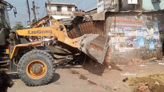 রামুতে যৌথ অভিযানে ৩শতাধিক স্থাপনা উচ্ছেদ - উদ্ধার হয়নি সড়ক বিভাগের জমি উদ্ধার