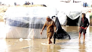 বৃষ্টি আর শীতে চরম দুর্ভোগ বিপর্যস্ত গাজার বাসিন্দাদের