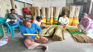 ভিক্ষা ছেড়ে ফুল ঝাড়ু তৈরি করে সমাজে স্বাবলম্বী হচ্ছে প্রতিবন্ধীরা