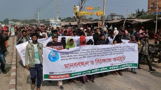 বাগেরহাটে লখপুর গ্রুপের কর্মহীন শ্রমিকদের মানববন্ধন ও বিক্ষোভ