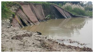 মাদারীপুরে পদ্মা-আড়িয়াল খাঁ নদীতে অবৈধভাবে বালু উওোলন অব্যাহত