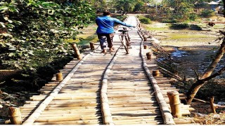 একশ’ মিটার ব্রিজ না থাকায় ১৫ কিলোমিটার ঘুরপথ, দুর্ভোগে শিক্ষার্থীসহ লাখো মানুষ