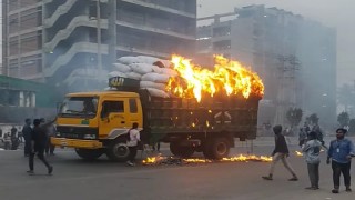 বেক্সিমকোর শ্রমিকদের নবীনগর-চন্দ্রা মহাসড়ক অবরোধ, বাস ও ট্রাকে আগুন