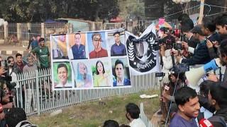 নিষিদ্ধ ছাত্রলীগের কেন্দ্রীয় নেতাদের ছবিতে শিক্ষার্থীদের জুতা নিক্ষেপ