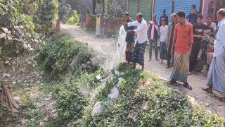 সুবর্ণচরে অনুমোদনহীন কীটনাশক ও ভেজাল সার খালে ফেলে নষ্ট করলো প্রশাসন