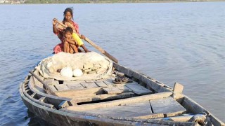 জীবন-জীবিকার তাগিদে জেলে পেশায় বরগুনার সংগ্রামী নারী মীম: দাবি পেশার স্বীকৃতি