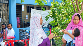 বেডের সংকটে গাছতলায় চিকিৎসা, নীলফামারী হাসপাতালে ডায়রিয়া রোগীর চাপ