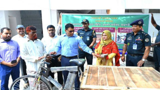 রাজশাহীতে ২৩ বছর পর মুক্তি, জীবিকার ভরসা যখন জেলা প্রশাসকের দেওয়া ভ্যান