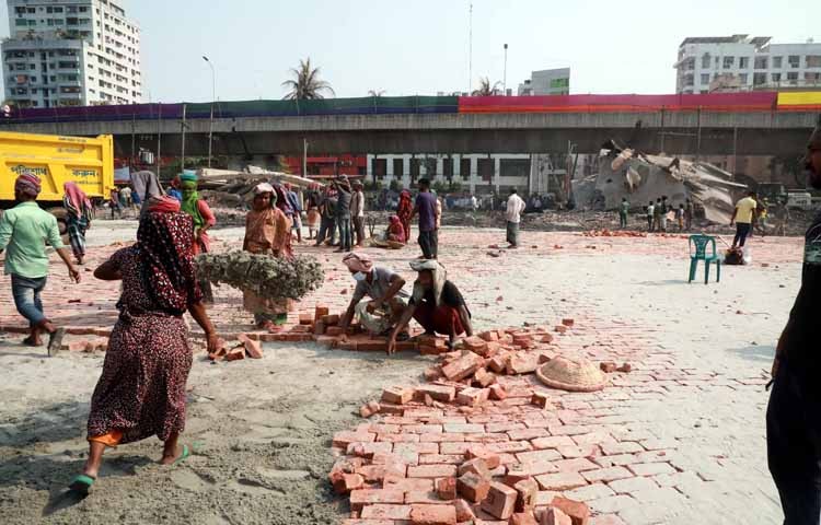 পুড়ে ছাই হয়ে যাওয়া বঙ্গবাজার মার্কেট পূনরায় অস্থায়ী মার্কেট বসানোর জন্য পরিস্কার করে বালু আর ইট বিছিয়ে তৈরী করা হচ্ছে । ছবি - এস এ মাসুম