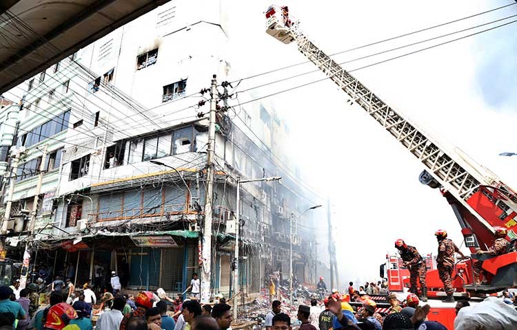 আজ মঙ্গলবার সকালে বঙ্গবাজারে ভয়াবহ আগুন পুড়ে ছাই। ফায়ার সার্ভিস ৪১টি ইউনিট কাজ করেছে আগুন নেভাতে। ছবি -  এস এ মাসুম