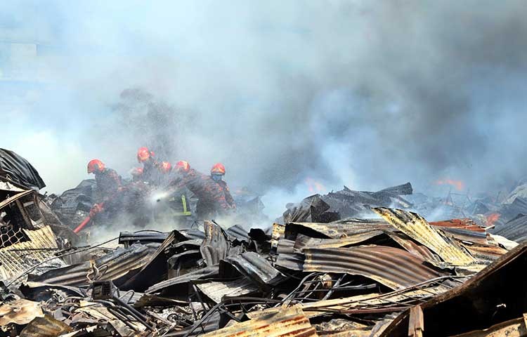 আজ মঙ্গলবার সকালে বঙ্গবাজারে ভয়াবহ আগুন পুড়ে ছাই। ফায়ার সার্ভিস ৪১টি ইউনিট কাজ করেছে আগুন নেভাতে। ছবি -  এস এ মাসুম