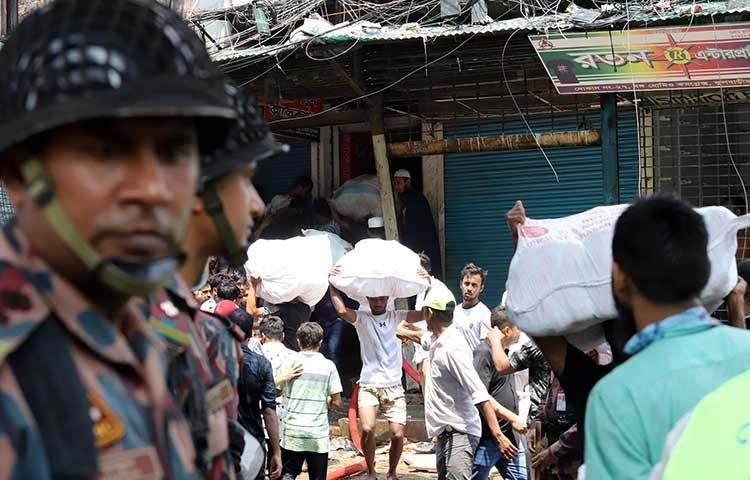 আজ মঙ্গলবার সকালে বঙ্গ বাজারে ভয়াবহ আগুন পুড়ে ছাই। ফায়ার সার্ভিস ৪১টি ইউনিট কাজ করছে।ব্যাবসায়ীদের স্বপ্ন পুড়ে হলো ছাই। ছবি -  এস এ মাসুম