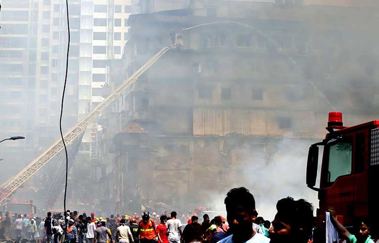 আজ মঙ্গলবার সকালে বঙ্গ বাজারে ভয়াবহ আগুন পুড়ে ছাই। ফায়ার সার্ভিস ৪১টি ইউনিট কাজ করছে।ব্যাবসায়ীদের স্বপ্ন পুড়ে হলো ছাই। ছবি -  এস এ মাসুম